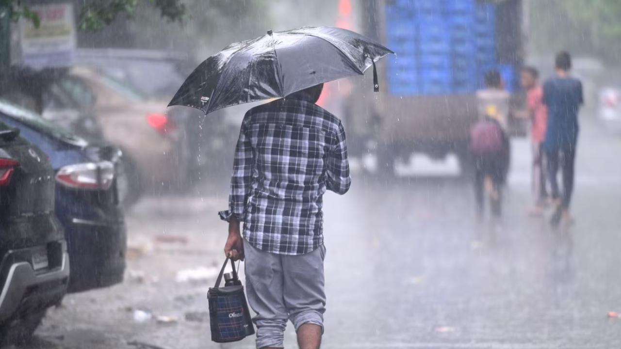 Rainy Weather Making Your Back Hurt? Here’s the Real Reason—And How to Fix It